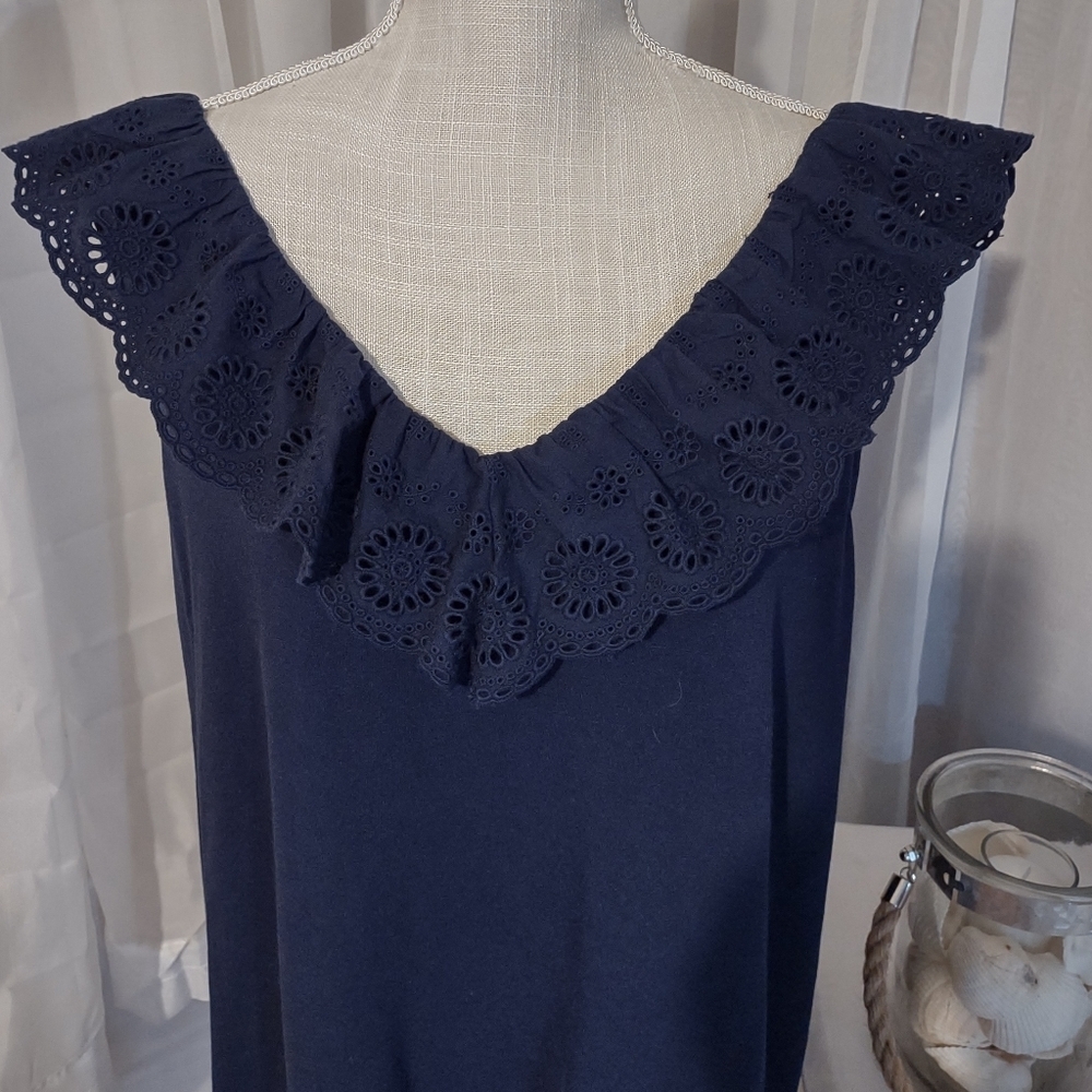 # Crown and Ivy eyelet trim Sleeveless Blouse. Size 3X Curvy. - Picture 2 of 7